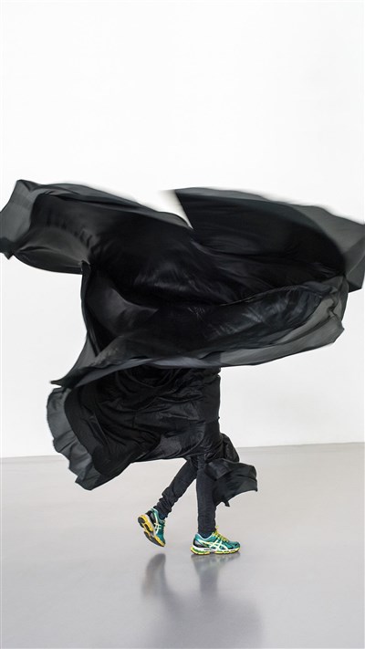 Photo 1 de Aina Alegre, CCN de Grenoble & Studio fictif : R-A-U-X-A + Ola Maciejewska et Loie Fuller : Research | Billet couplé