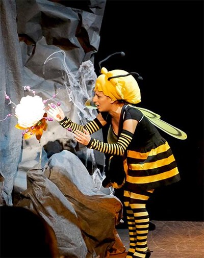 Photo 3 de L'abeille, l'enfant et la fleur magique