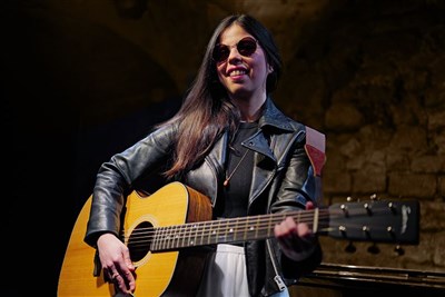 Photo 2 de Sarina dans Lève-toi