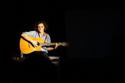 on m'a parlé de vous guitare chanson spectacle photo humour objet Marion Pouvreau théâtre