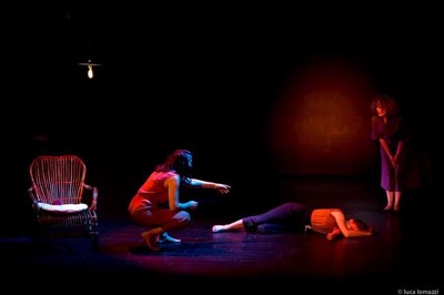 Photo 4 de Rouge | Histoire de la petite fille aux chaussettes rouge sang