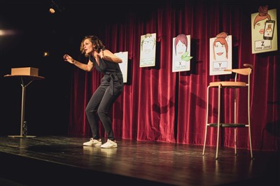 Marion Pouvreau Mais t'as quel age seul en scène