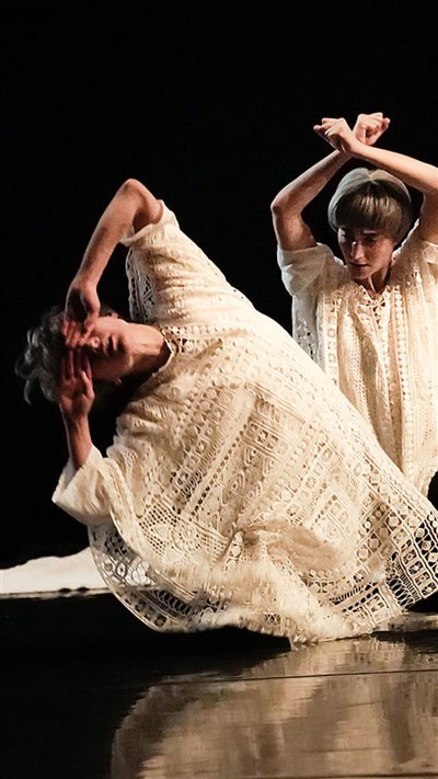 Photo 1 de Stav Struz Boutrous - Nomads + Ola Maciejewska - Loïe Fuller : Research