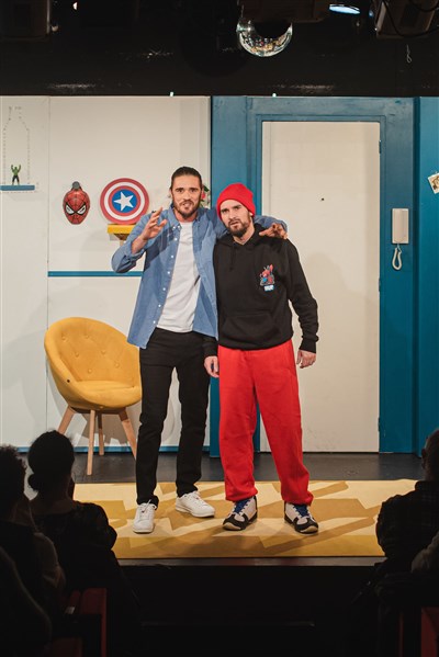 Photo 1 de Les fourberies de copains : saison 1 épisode 1 | avec Florian Hessique