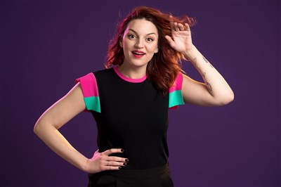 Photo 1 de Laura Calu dans En Grand