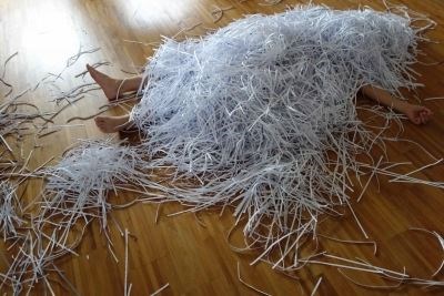 Mon corps enseveli sous les brouillons détruits de mes derniers poèmes