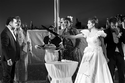 Photo 2 de Le banquet | de Mathilda May