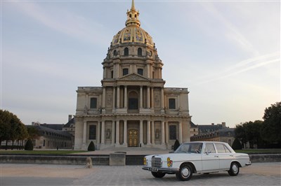 Photo 1 de Balade guidée en voiture - Mercedes 280 SE de 1970 : Paris Rive gauche