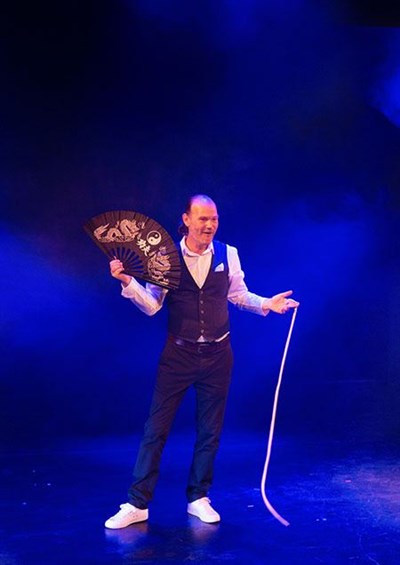 Photo 6 de Anthony James dans L'Atelier de l'enchanteur