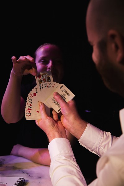 Hugo Magicien Paris Cartes Table Fille Spectatrice