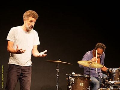 Photo 2 de Recherchant à la fois l'argent et la gloire