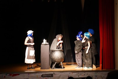 Photo 3 de Un cheveu bleu sur la langue