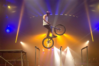 Photo 2 de Cirque Arlette Gruss dans Et l'on réinventa le cirque | - Reims