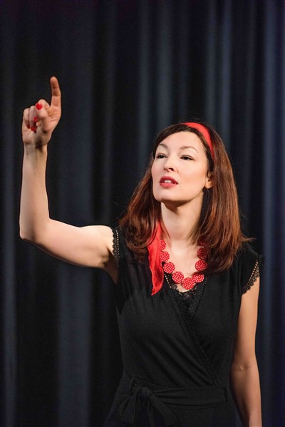 Photo 3 de Héloïse Pia dans Au bonheur d'être Femme