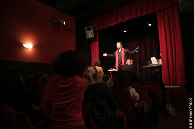 Photo 1 de Clément l'incruste dans Cours d'amour