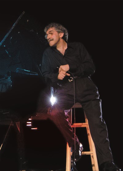 Photo 3 de Vicken Tarpinian fête ses 40 ans de chansons