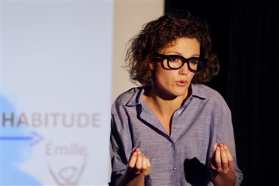on m'a parlé de vous photo humour objet Marion Pouvreau théâtre