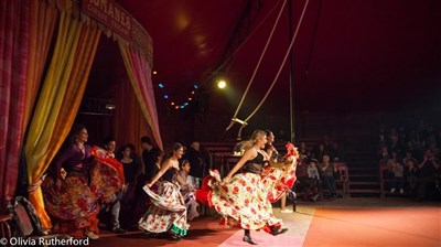 Photo 4 de Cirque Romanès | Si tu m'aimes plus, je me jetterai par la fenetre de la caravane !