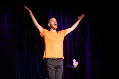 Photo 1 de Fabrice Petithuguenin dans C'est compliqué