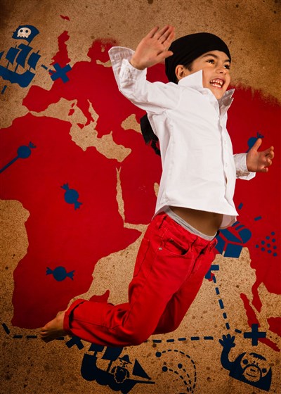 Enfant pirate bondissant