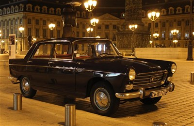 Photo 3 de Balade guidée en voiture - Peugeot 404 de 1963 : Paris Rive droite