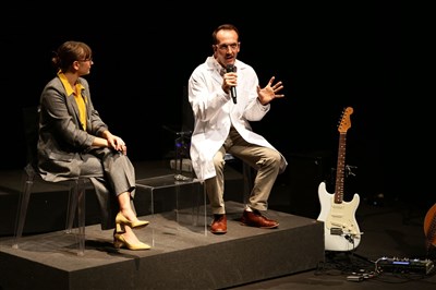 L'HOMME DE SCHRÖDINGER spectacle de Samuel SENE avec Juliette BEHAR et Julien Ratel Artistic Théâtre