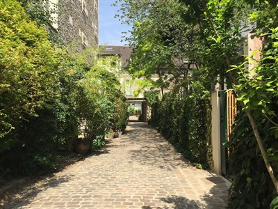 Photo 2 de Visite guidée : Cours et passages discrets de la bastille | par Interkultur Paris
