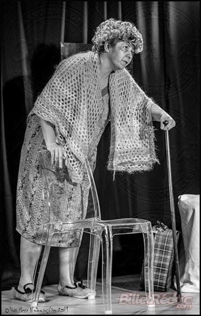 Photo 2 de Anne Cangelosi dans Mémé Casse Bonbons, on n'achève pas les Vieux !