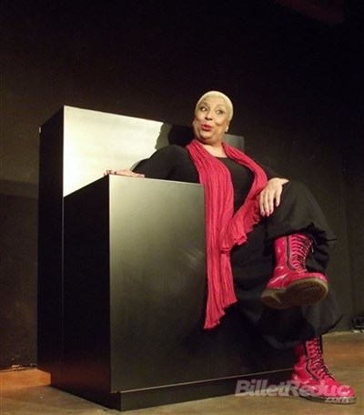Photo 2 de Nadine Charvolin dans Trop tout