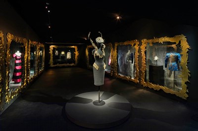 Photo 3 de Visite Guidée : Les Mondes Surréalistes d'Elsa Schiaparelli | par Caroline Bujeau