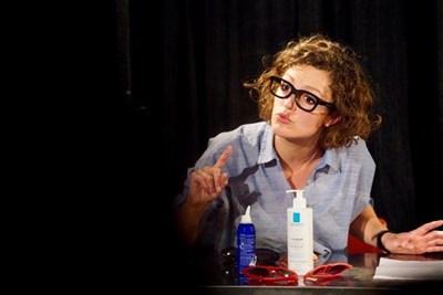 on m'a parlé de vous photo humour objet Marion Pouvreau théâtre