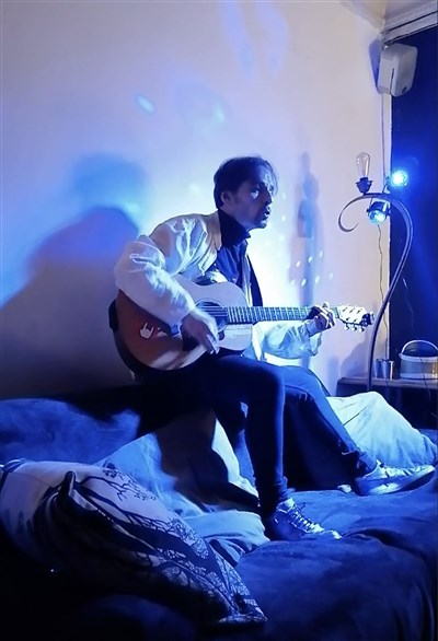 Jean Baptiste Thamin chante JCVD sur canapé