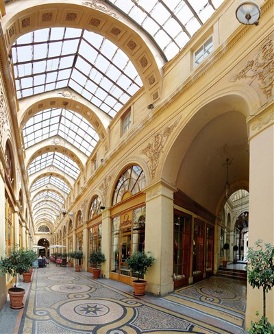 Photo 3 de Visite guidée : Le Palais-Royal (jardin et passages) sur les pas de Colette | par Pierre-Yves Jaslet