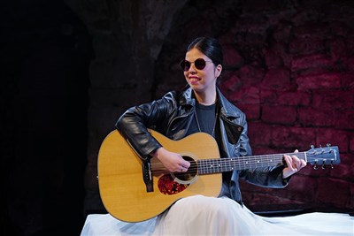 Photo 4 de Sarina dans Lève-toi