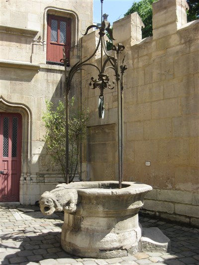 Puits cour du Musée de Cluny