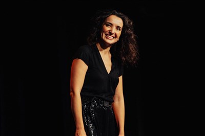 Photo 1 de Isabelle Vitari dans Bien Entourée