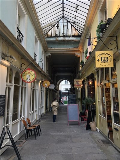 Photo 2 de Visite guidée : Mythique Saint Germain des Prés | avec Dorothée