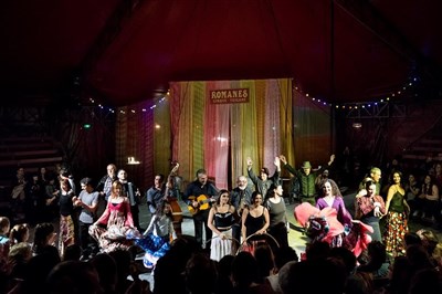 Photo 2 de Cirque Romanès | Si tu m'aimes plus, je me jetterai par la fenetre de la caravane !