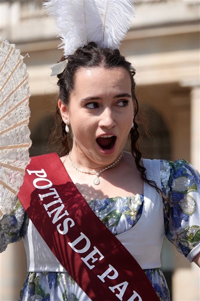 Photo 1 de Visite guidée insolite : Montmartre est une fête, paillettes et pénombre | par Gabrielle Arnault-Lazard