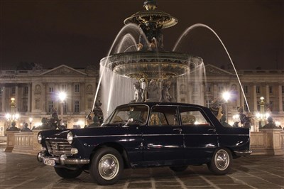 Photo 2 de Balade guidée en voiture - Peugeot 404 de 1963 : Paris Rive gauche