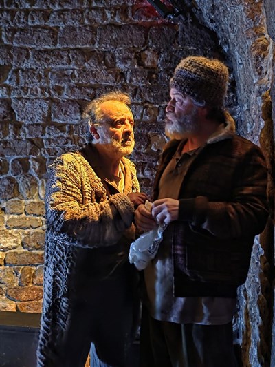 Photo 3 de Deux tibias et nuit, un mur, deux hommes