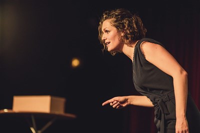 Marion Pouvreau Mais t'as quel age seul en scène spectacle intergénérationnel à voir en famille