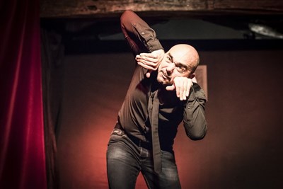 Photo 2 de Cyril Iasci dans Cyril Iasci est mal ajusté