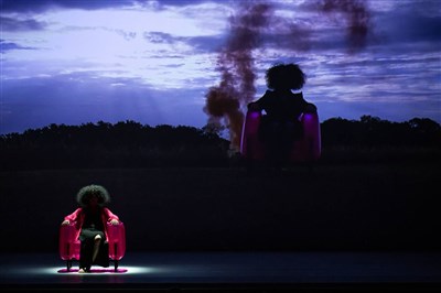Photo 2 de Behind the light