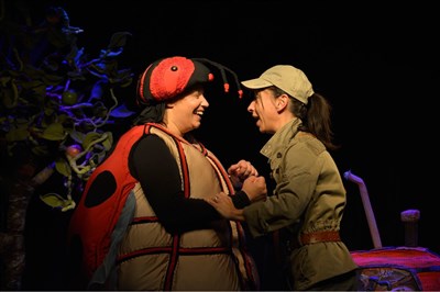 Photo 1 de Miss Écolo contre Pestos (le roi des pesticides)