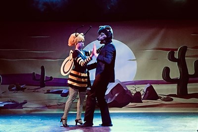 Photo 1 de L'abeille, l'enfant et la fleur magique