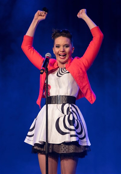Photo 2 de Léa Crevon dans Versatile One Woman Show Musical
