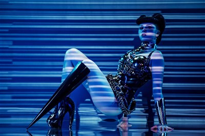 Photo 1 de Crazy Horse | Viktoria Modesta, la Bionic Showgirl