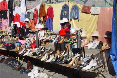 Déballage de fripes rue Lecuyer