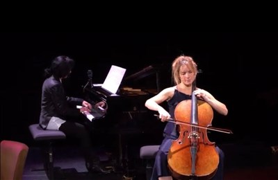 Juliane Coizet & Ophélie Humbertclaude jouant sur scène